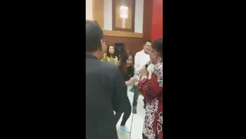 Wali Kota Ini Viral Setelah Joget dan Nyawer Biduan Seksi dengan Mengabaikan Prokes