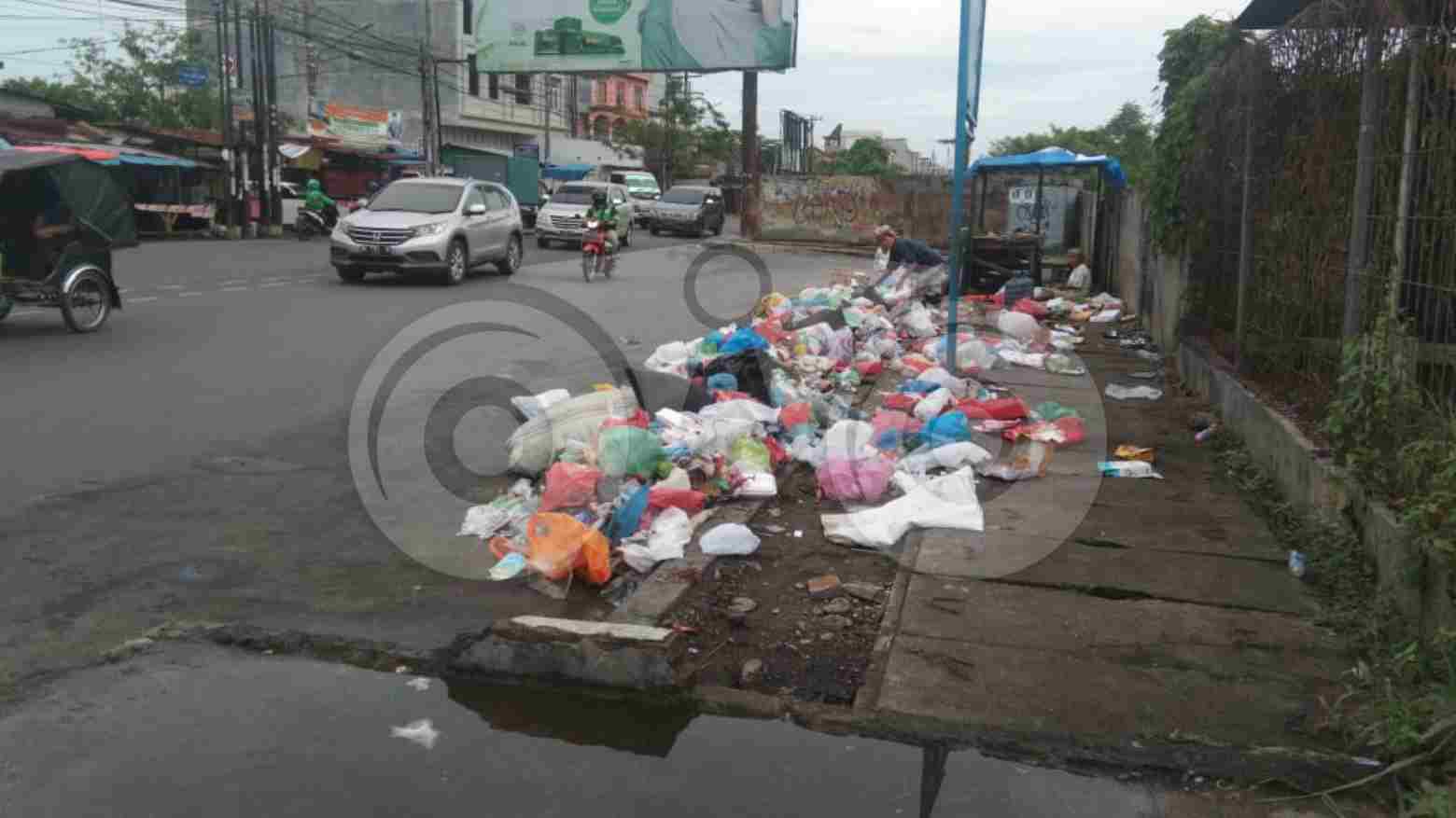 Warga Keluhkan Tumpukan Sampah di Bahu Jalan