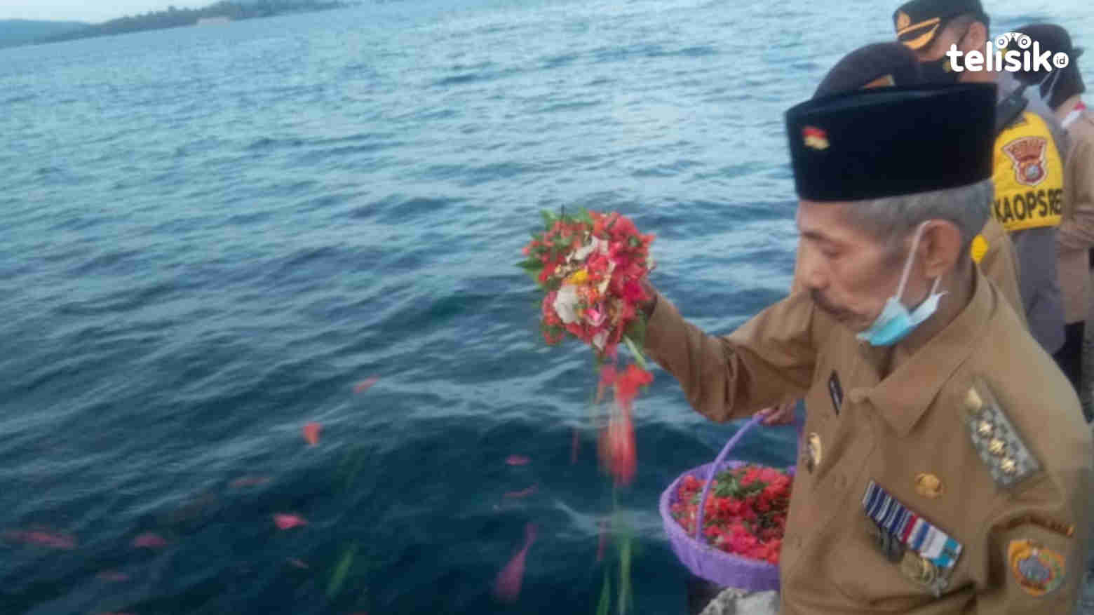 Pernah Singgah, Wali Kota Baubau Kenang KRI Nanggala 402 dengan Tabur Bunga