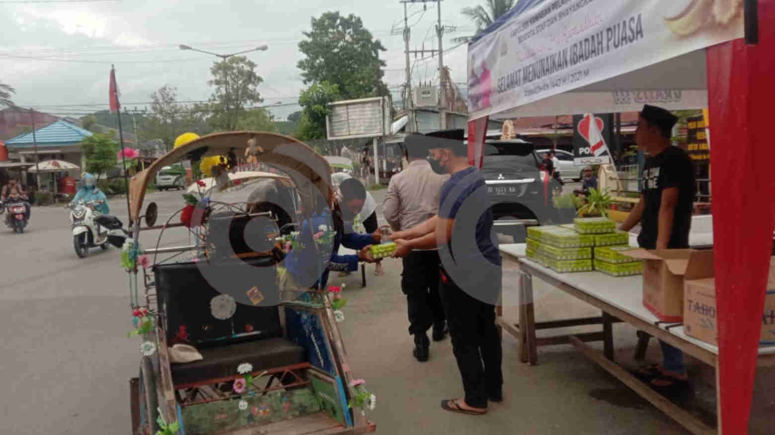 Anggota Polsek KPK Sisihkan Penghasilan untuk Berbagi Takjil Gratis