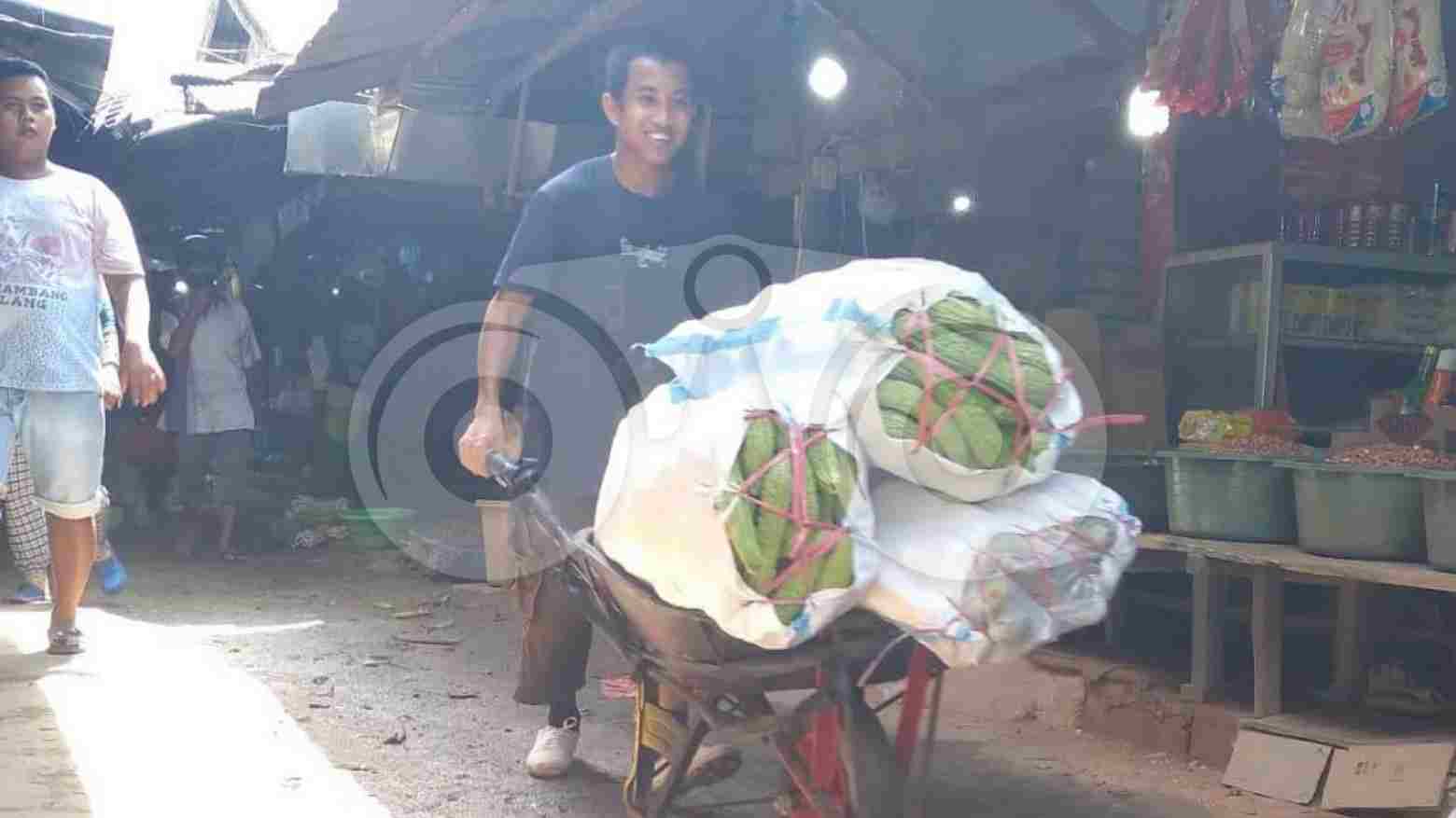 Ditinggal Ibu Sejak SMP, Pemuda Ini Pilih Jadi Kuli Arco di Pasar