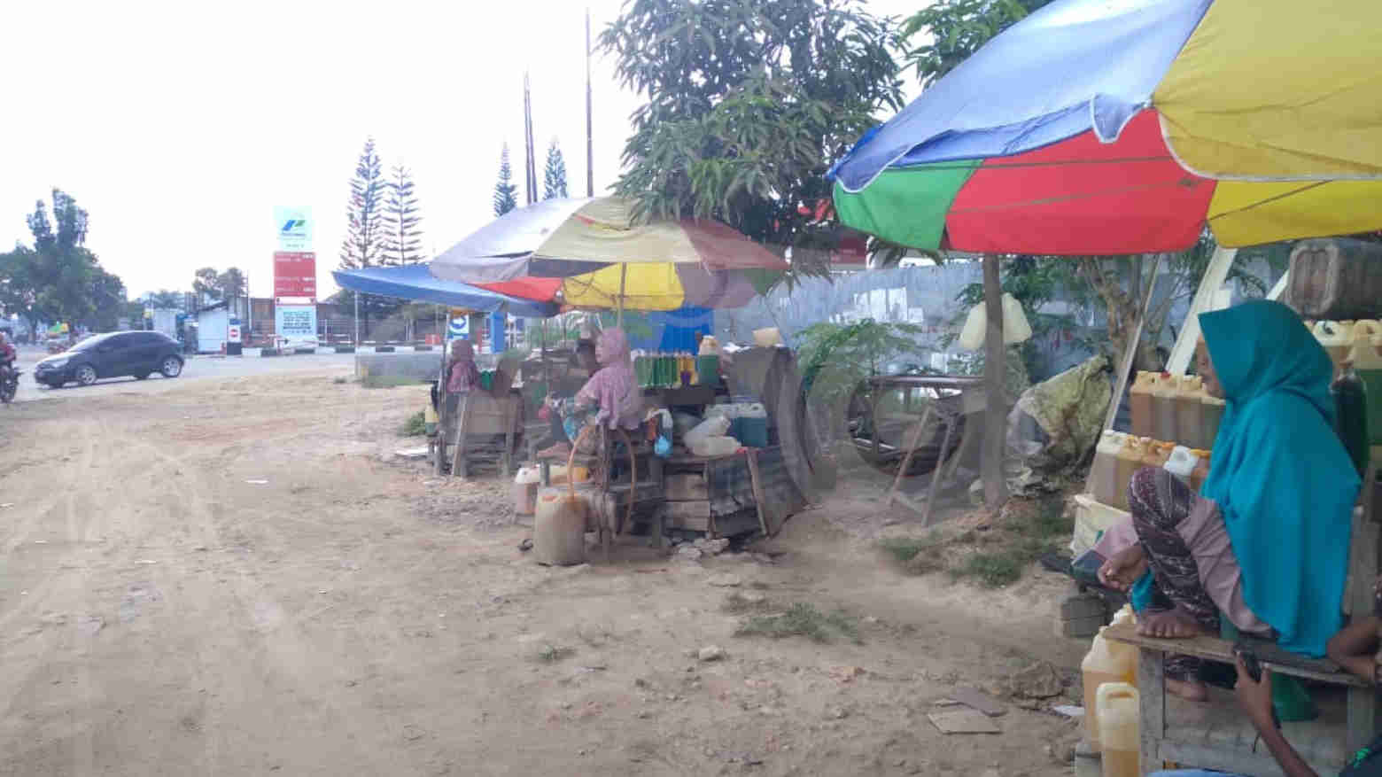 Duka Penjual Bensin Eceran, Pendapatan Minim hingga Tempat Jualan Kerap Dirusak