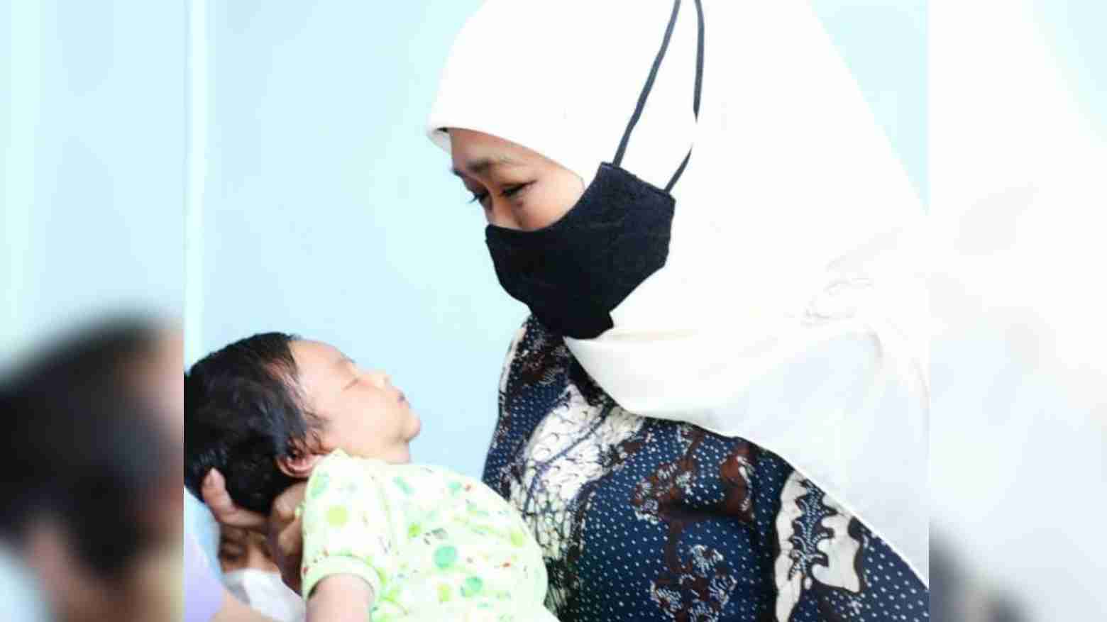 Gubernur Khofifah Gendong Bayi Anak Prajurit Korban KRI Nanggala 402