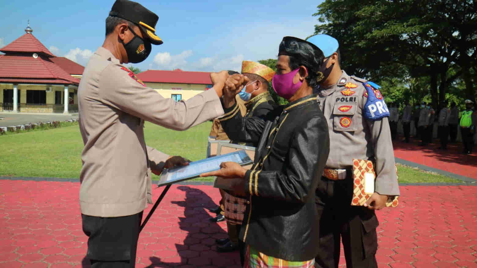 Jaga Keamanan Sekitar Morosi, Tokoh Masyarakat Konawe Dapat Penghargaan