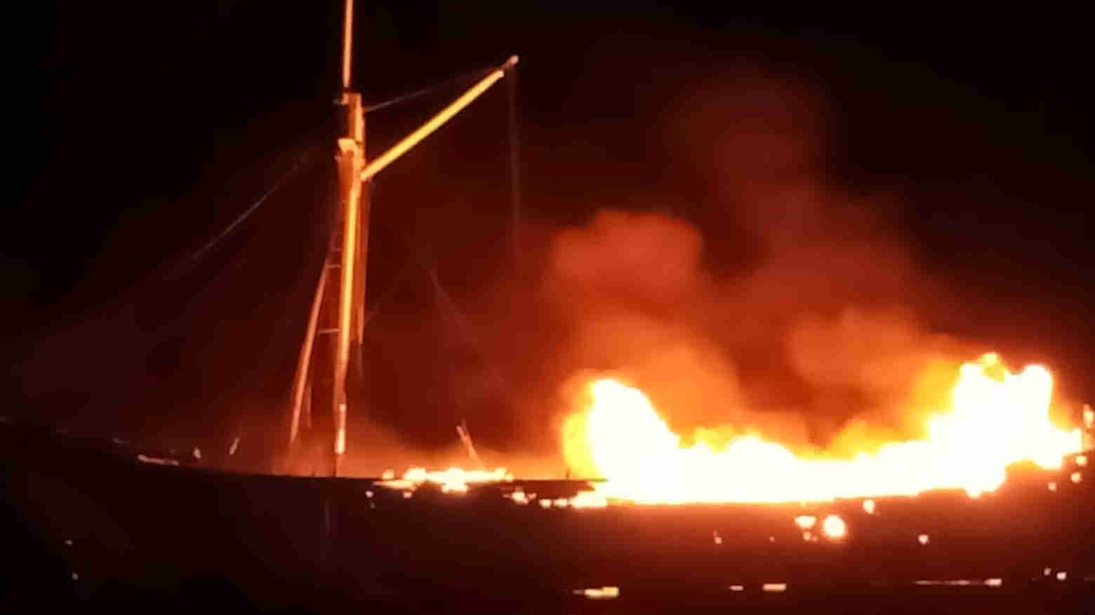 Kapal Terbakar di Perairan Towea