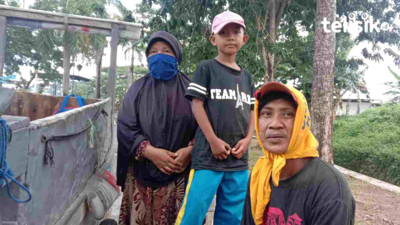 Kisah Suami Istri Pemulung Yang Tak Pernah Dapat Bantuan