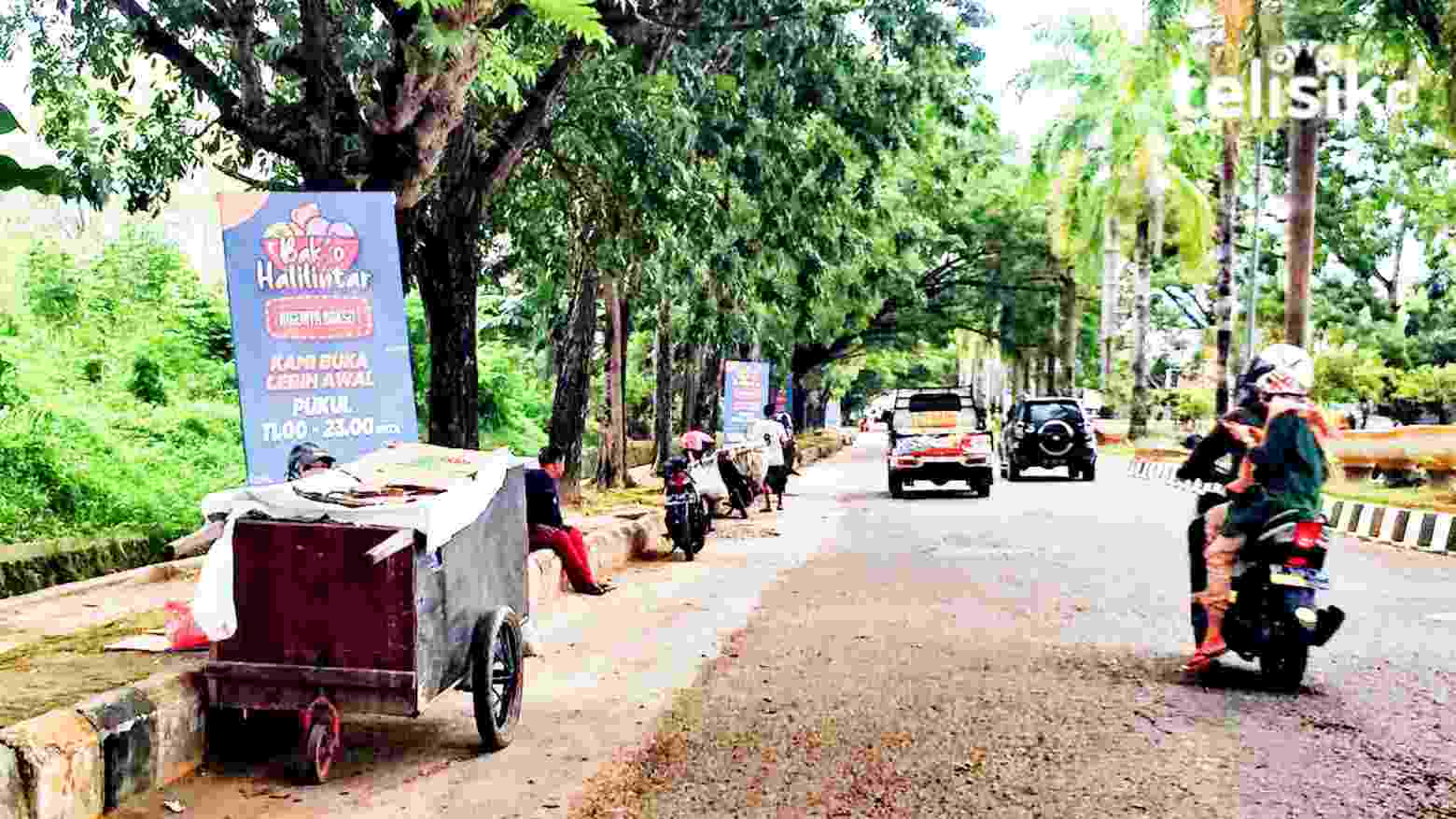 Maraknya Pemulung Gerobak Menunggu Sedekah di Bulan Ramadan