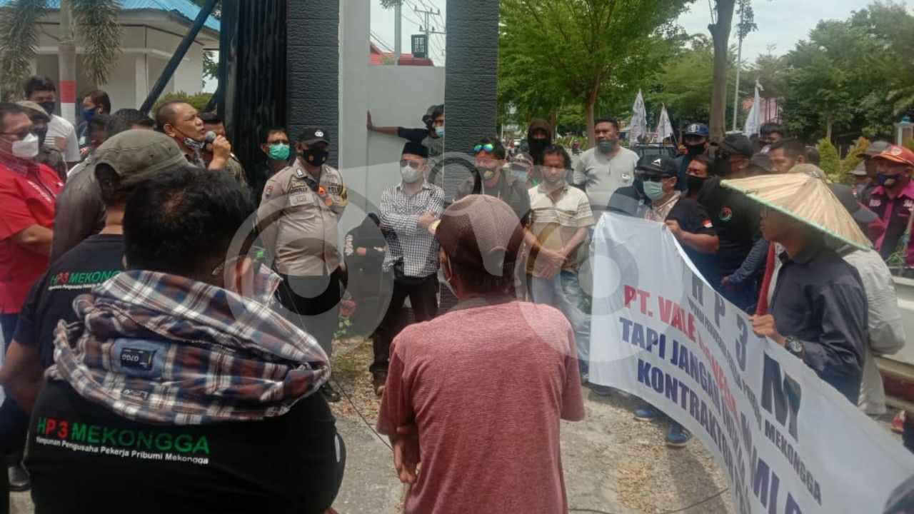Massa Desak DPRD Usut Janji Perusahaan Tambang di Kolaka Soal Mendirikan Pabrik Nikel