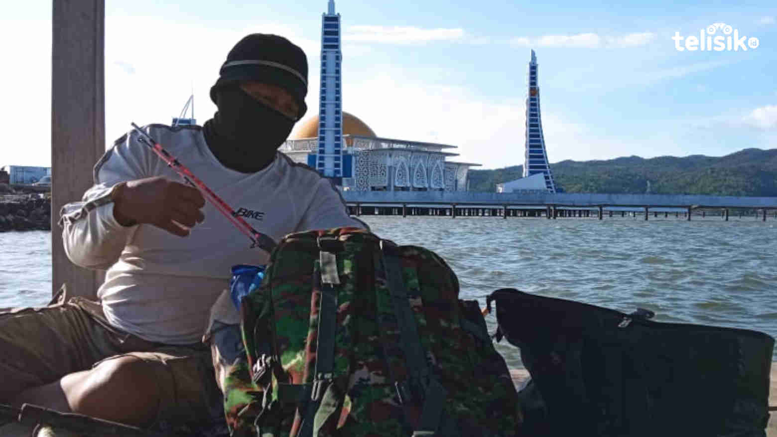 Ngabuburit di Teluk Masjid Al-Alam Sembari Mancing dan Menikmati Sunset