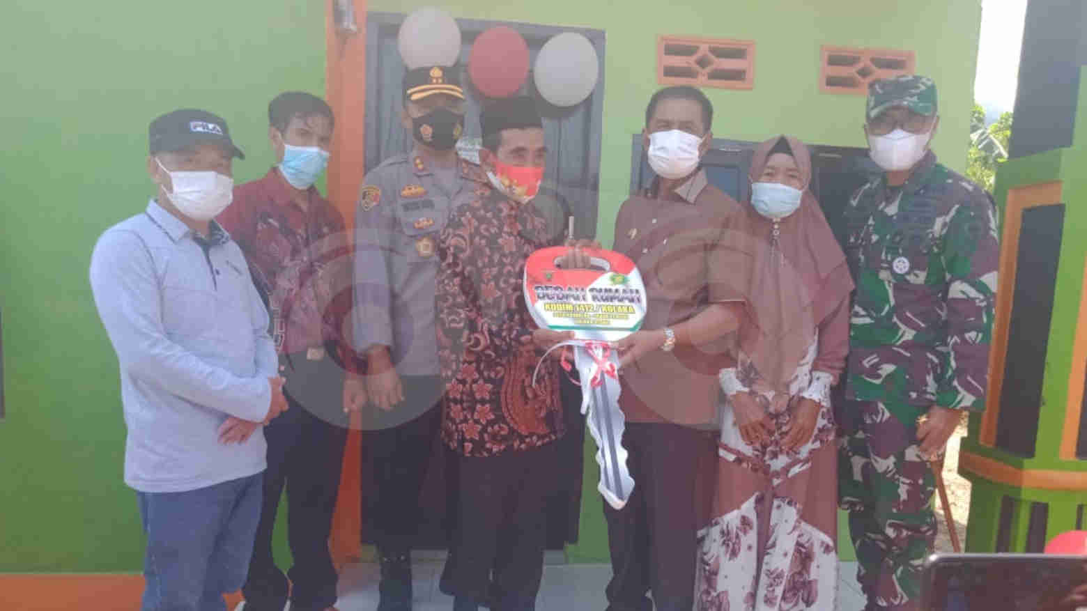 Penerima Bantuan Rumah Permanen di Kolaka Utara Menangis Terharu