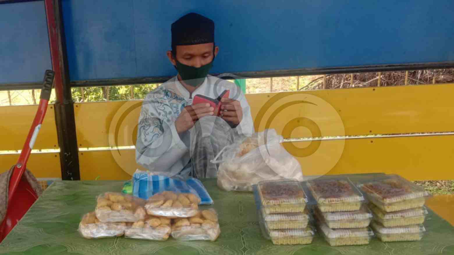 Sambil Jualan Nasi Kuning, Pria Ini Tak Lupa Membaca Al Quran