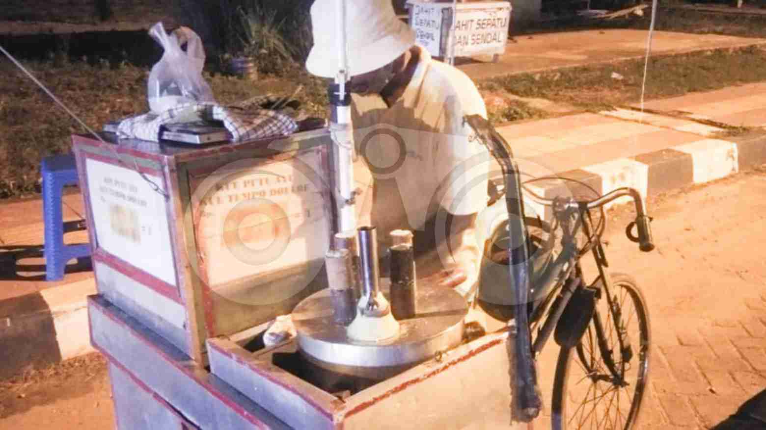 Sejak 1992, Pria Ini Hidupi Keluarga dengan Jualan Kue Putu Keliling