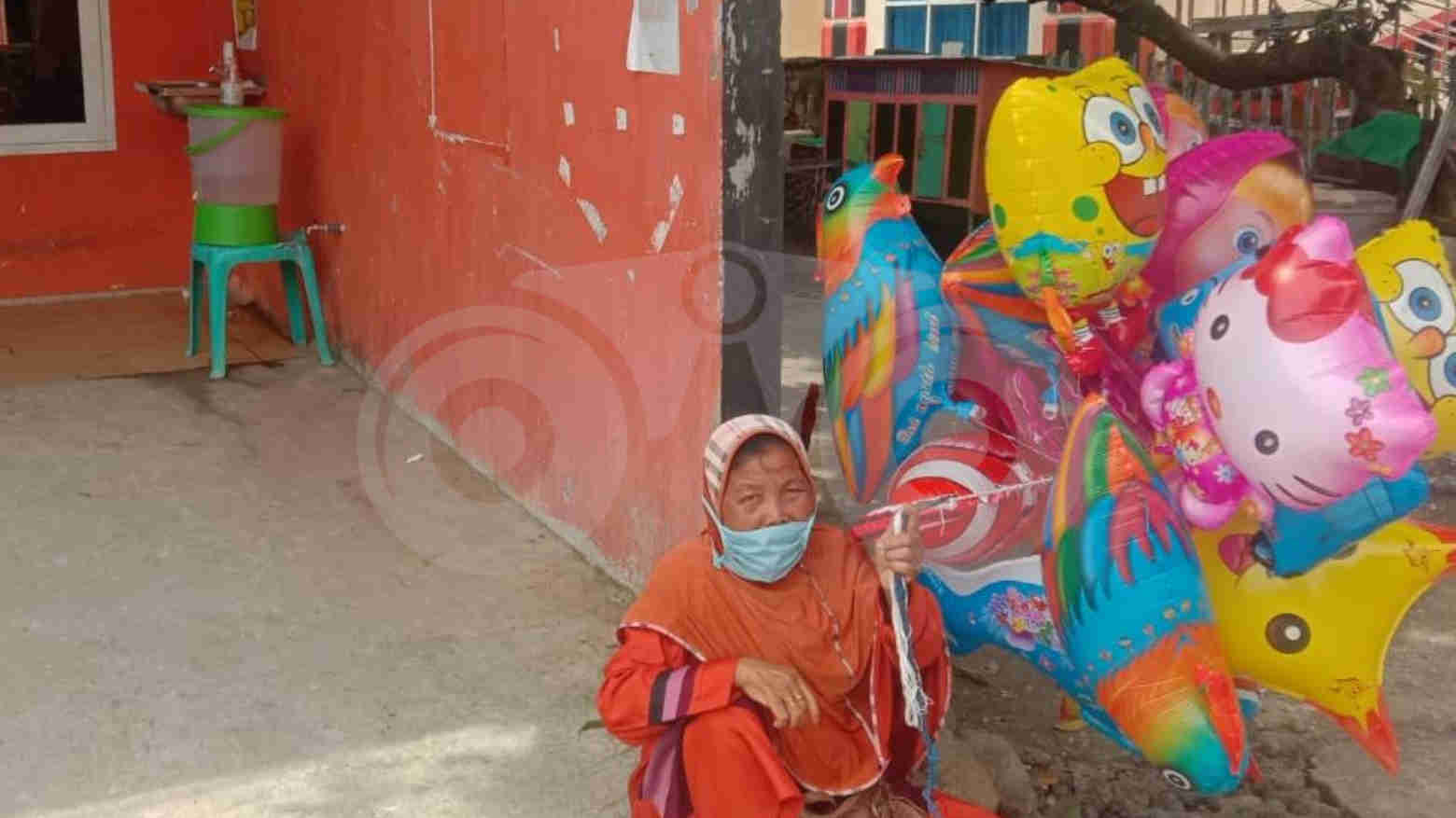 Suami Sakit, Ibu Ini Keliling Jual Balon dengan Jalan Kaki Demi Hidupi Keluarga