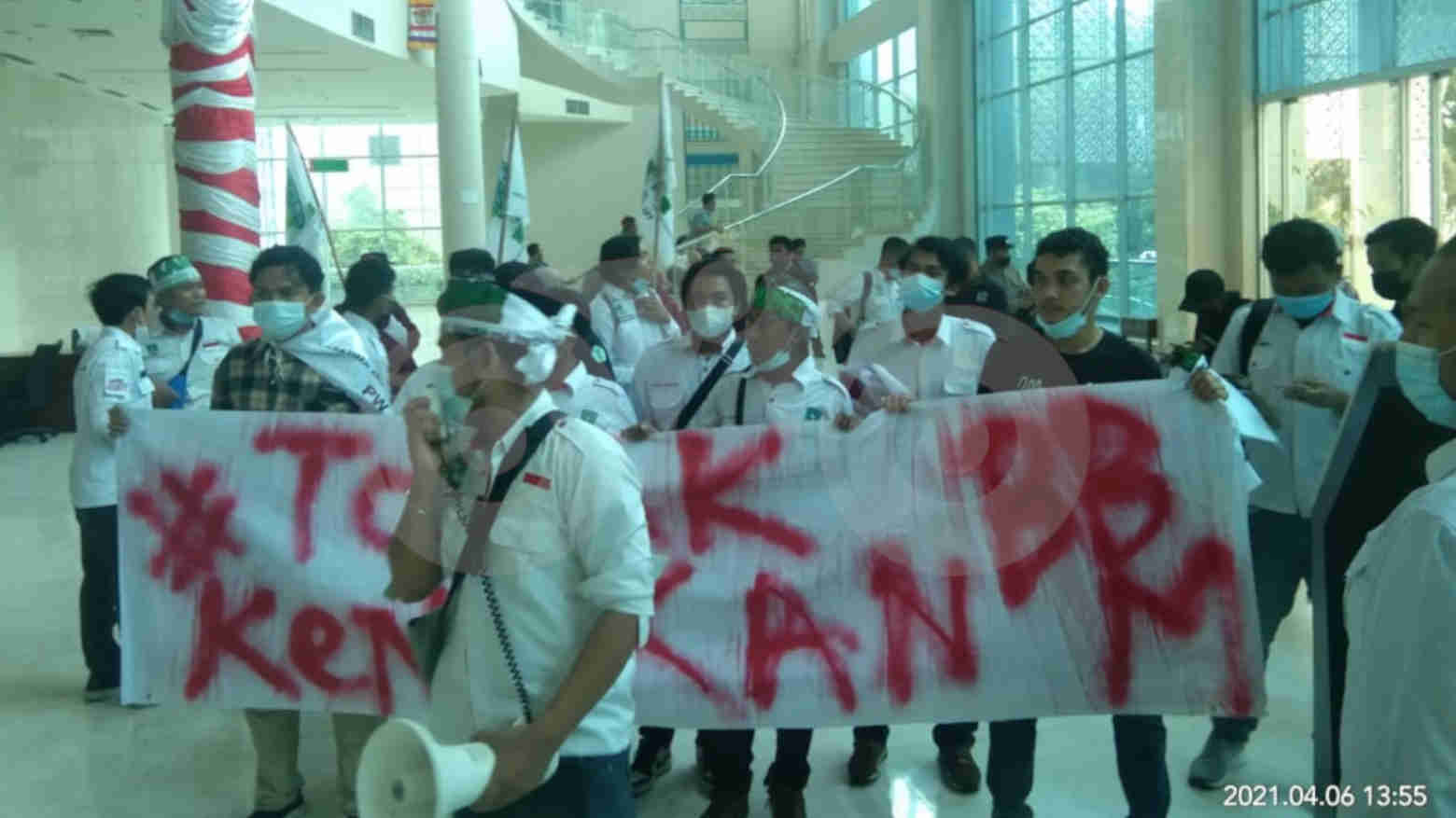 Tak Ditemui Anggota Dewan, Massa Mahasiswa Jebol Pagar DPRD Sumut