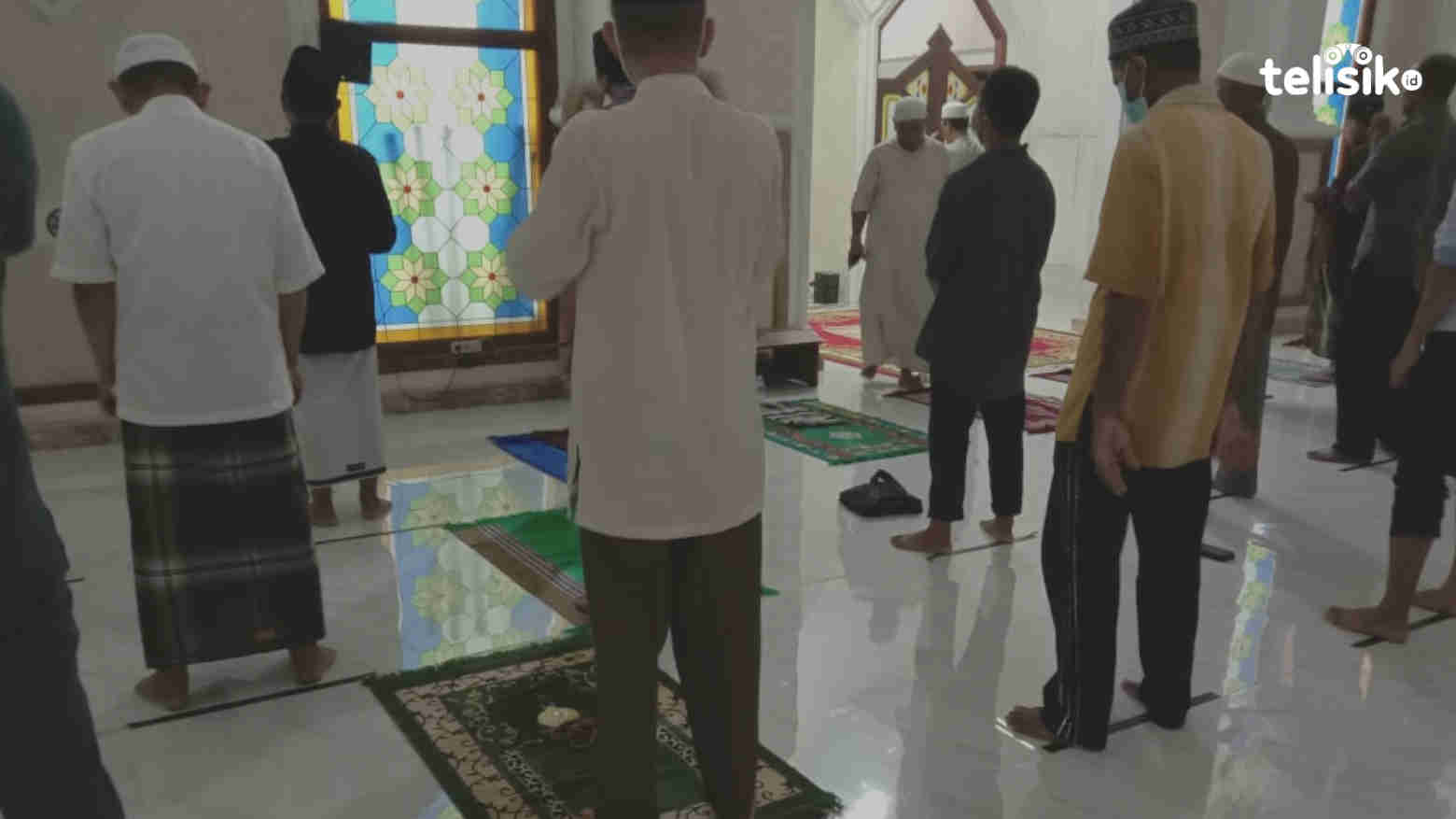 Tetap Khusyuk Salat di Masjid Meski Berjarak