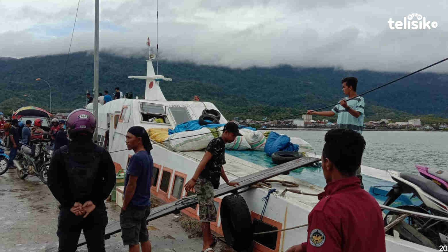 Akibat Ledakan Penumpang, Puluhan Pemudik Tujuan Kabaena Gunakan Kapal Kayu