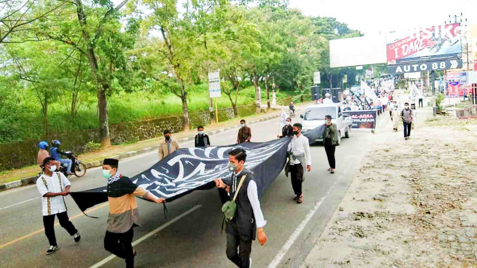 Aksi Bela Palestina di Kendari, Massa Bentangkan Bendera Tauhid Raksasa