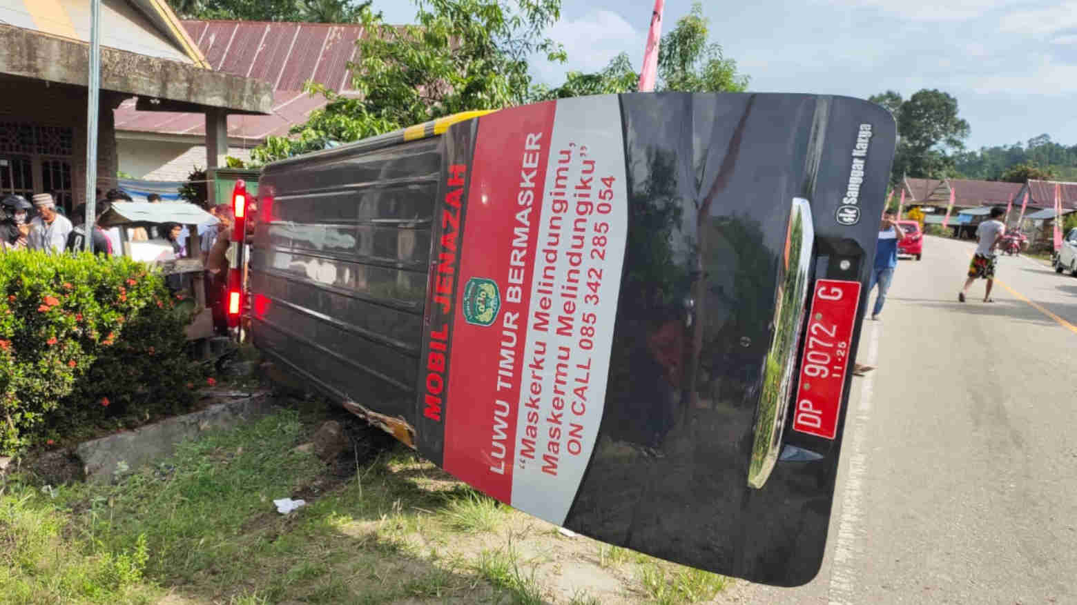 Ambulance di Kolaka Utara Terbalik, Mayat Keluar dari Mobil