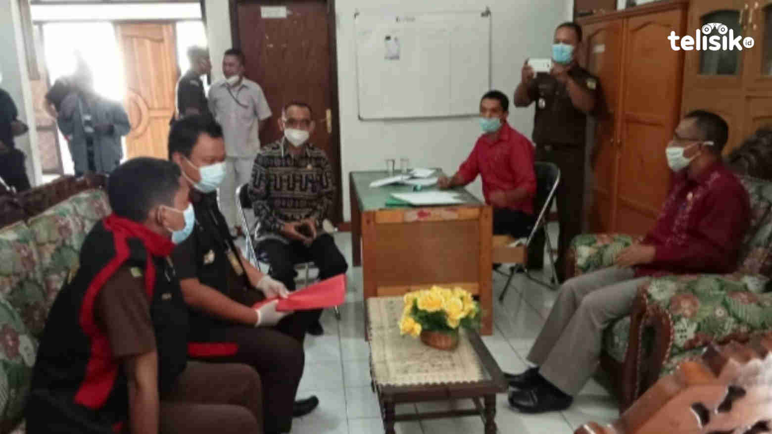 Bongkar Dugaan Korupsi Oknum Kades, Tim Pidsus Kejari Manggarai Geledah Kantor PMD