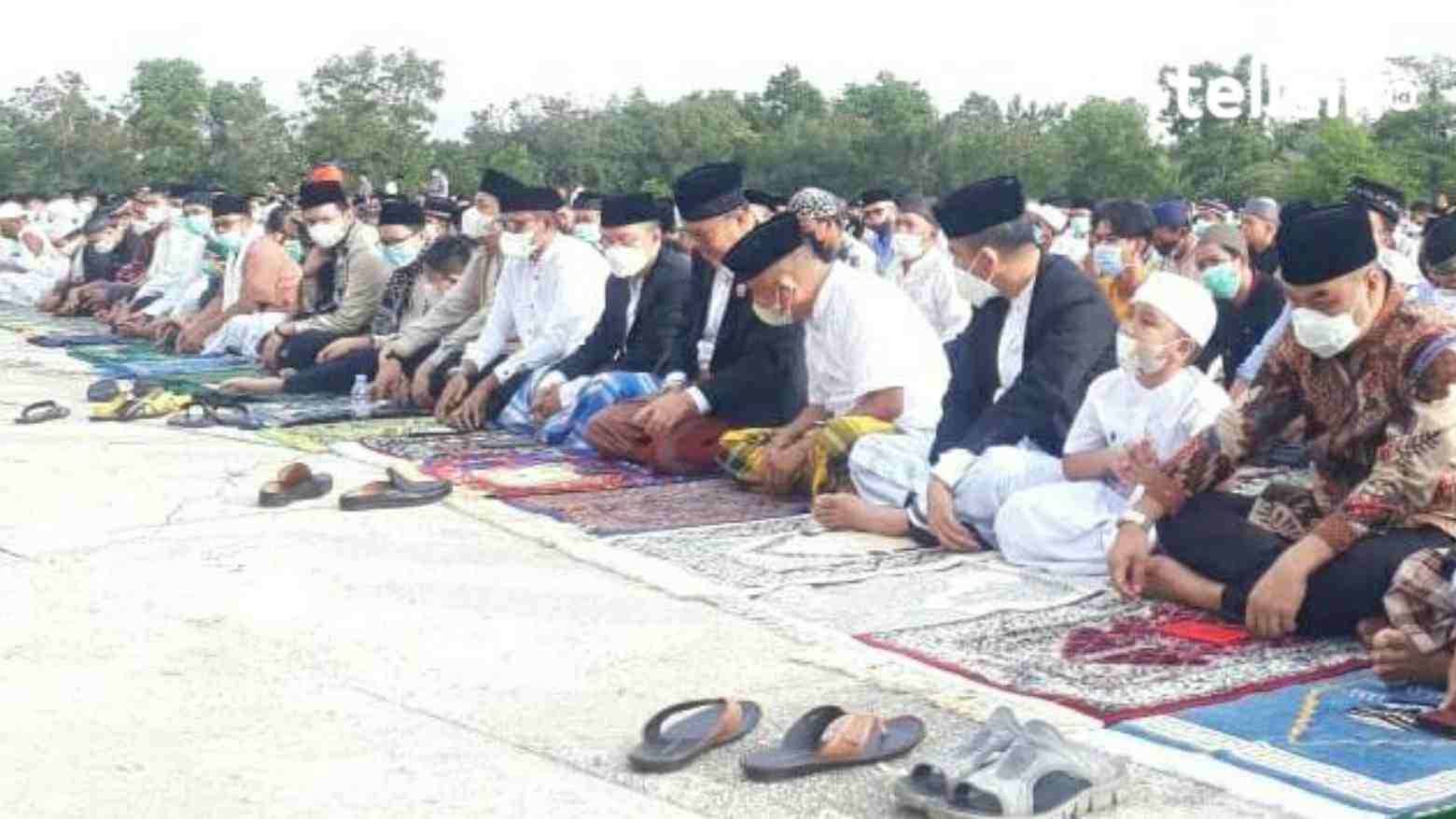 Bupati dan Wabup Konsel Salat Id di Lapangan Upacara Kantor Bupati