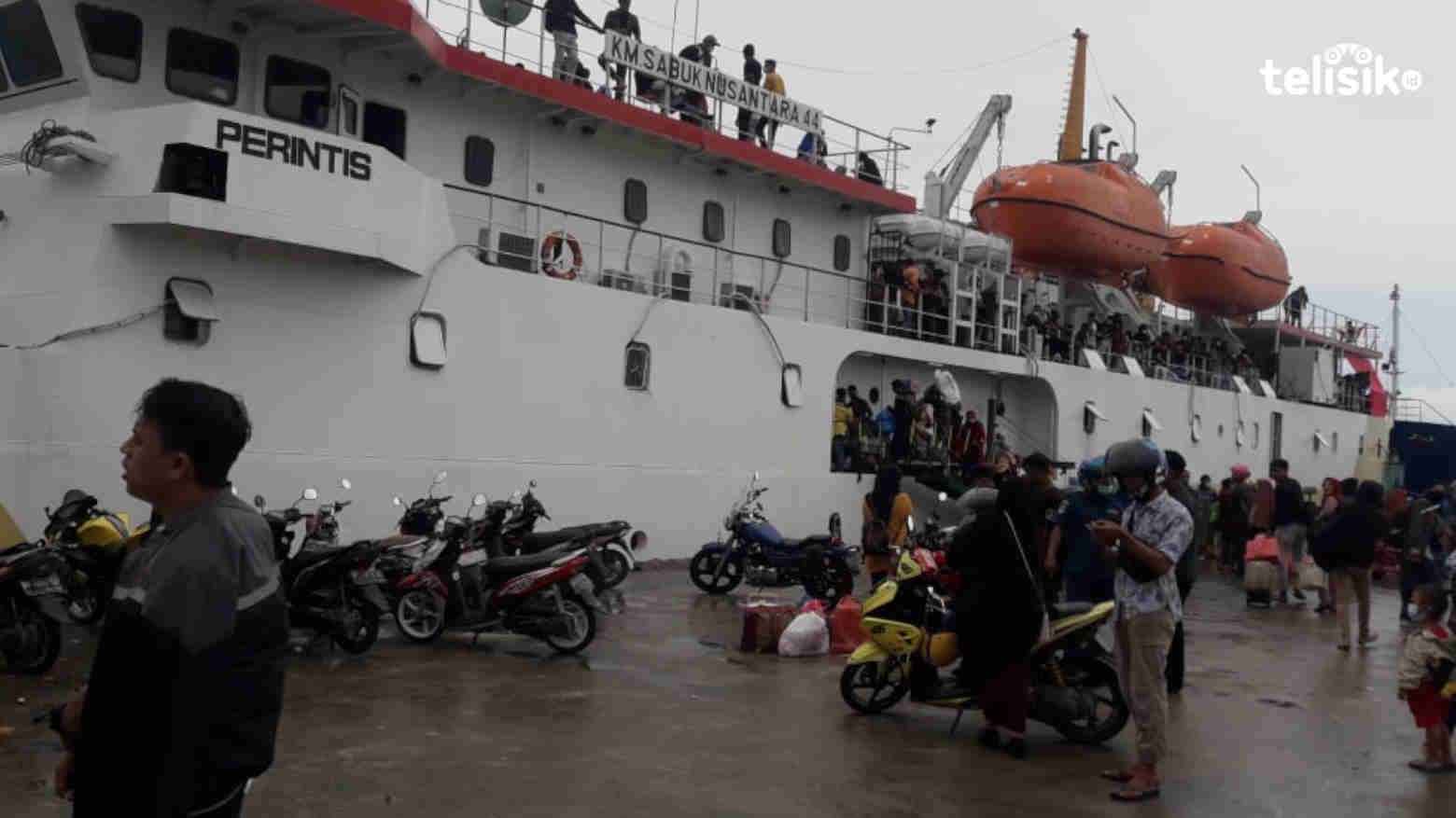 Dampak Larangan Mudik, Penumpang Kapal Tujuan Wakatobi Desak-desakan