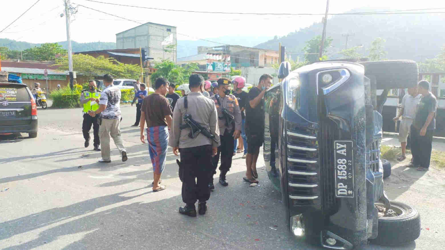 Ditabrak Avanza, Toyota Fortuner Terbalik