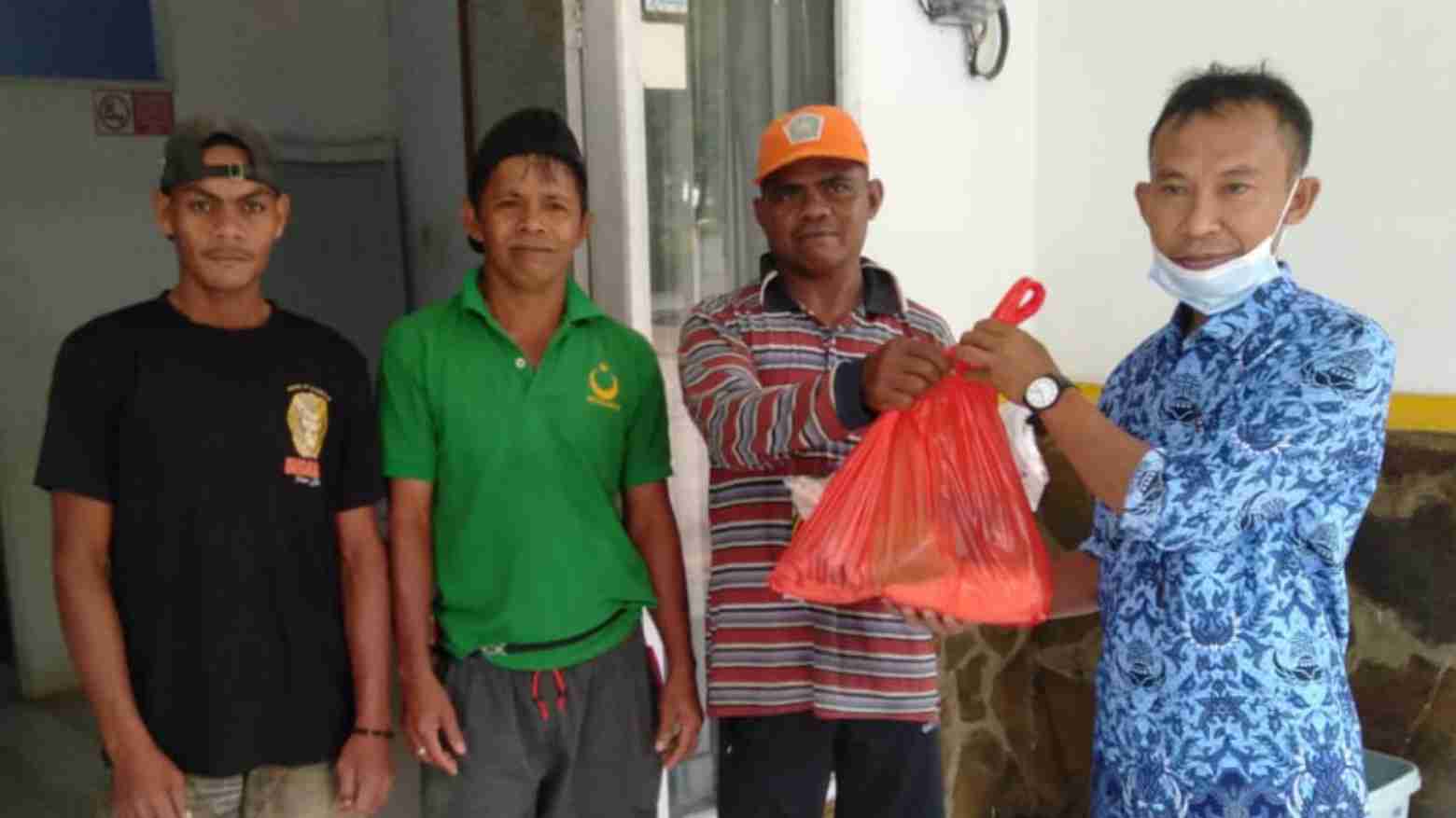 HUT Kendari ke-190, DLHK Berbagi Paket Sembako