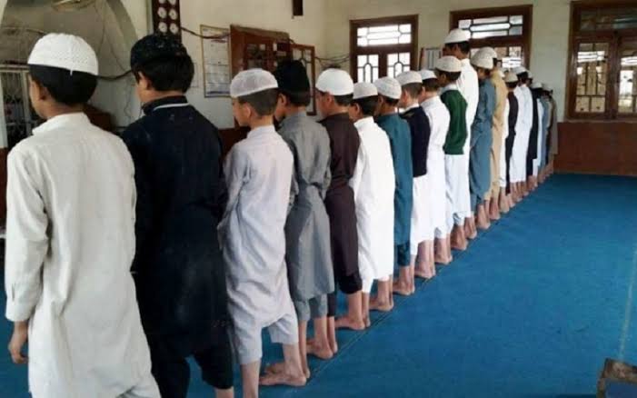 Merapatkan Shaf saat Salat Berjemaah, Ini Penjelasannya