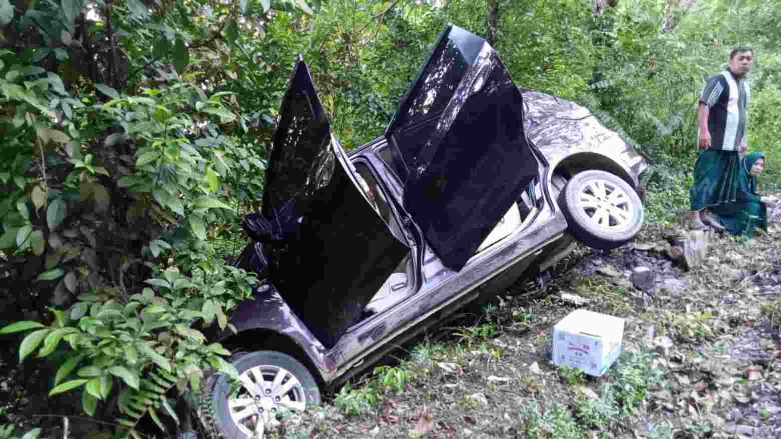 Mobil Ertiga Ditumpangi Satu Keluarga, Terperosok di Bibir Jurang