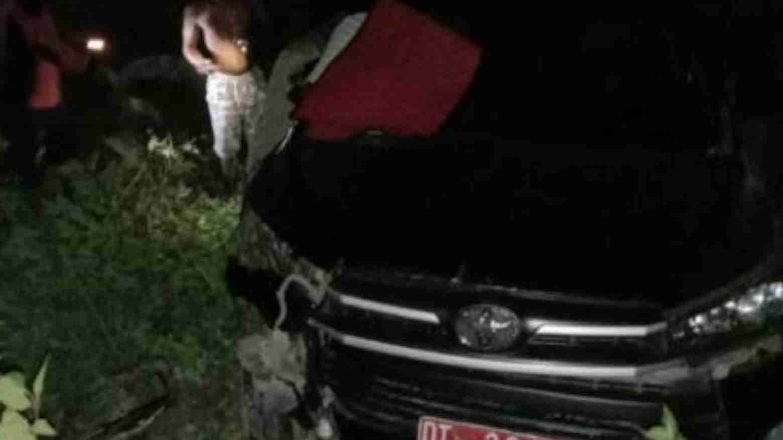 Mobil Terjungkal ke Parit, Kepala DPMD Buteng Selamat dari Maut