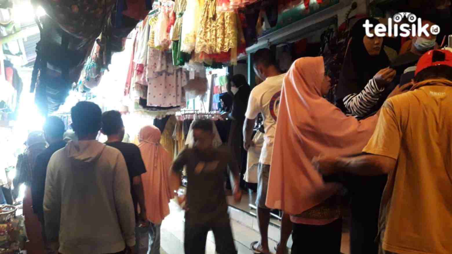 Pasar Usuku Tomia Diserbu Peminat Baju Muslim