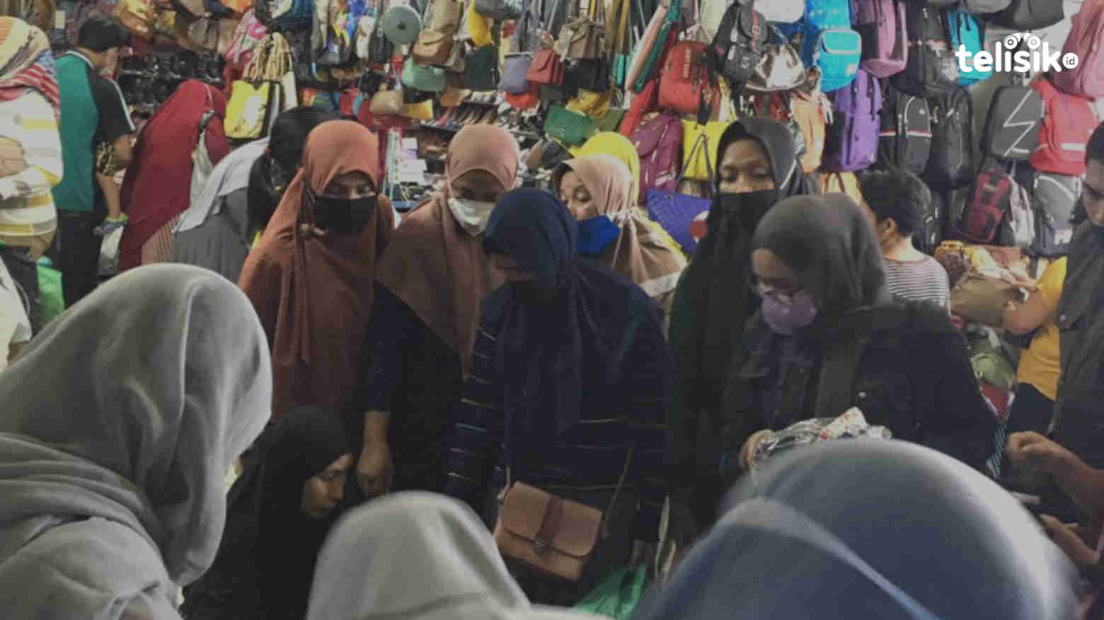 Pedagang Mall Mandonga Serentak Obral Barang