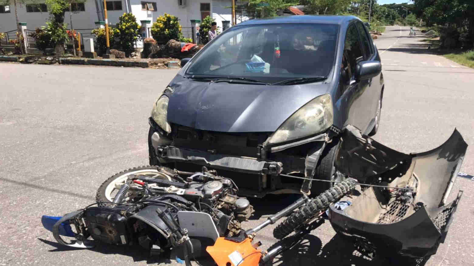 Pelajar Bawa Mobil di Kolut Tabrak Pengendara Motor