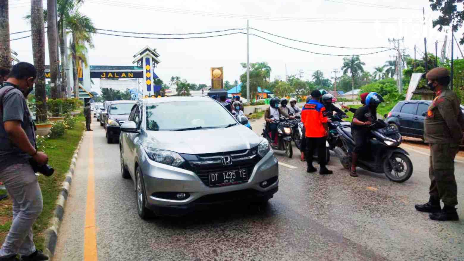 Penyekatan di Perbatasan: Motor Diperiksa, Mobil Bebas
