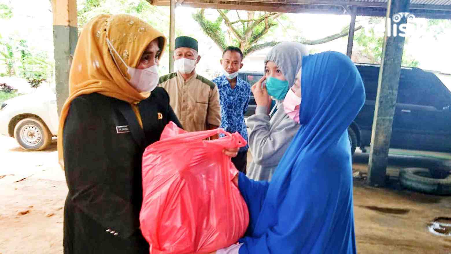 Peringati HUT ke-190, Sekda Kendari Berbagi Sembako ke Petugas Kebersihan