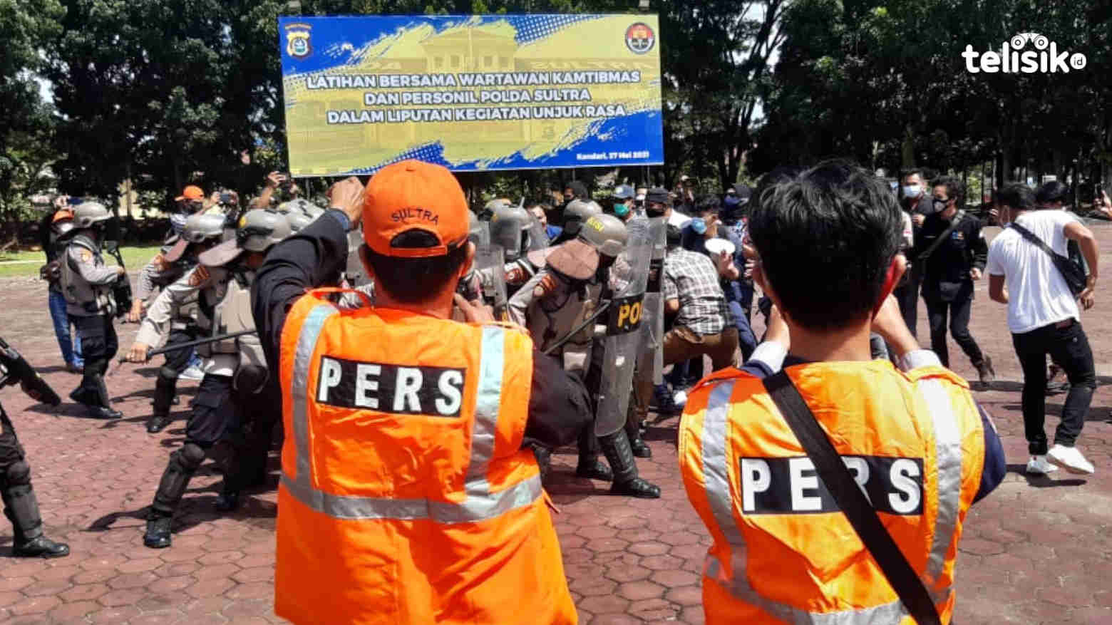 Polda Sultra Bekali Wartawan Meliput Aman di Tengah Unjuk Rasa