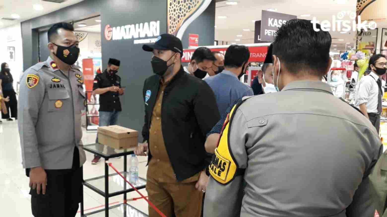 Polisi Jaga Ketat Pintu Masuk Mall Panakkukang Makassar