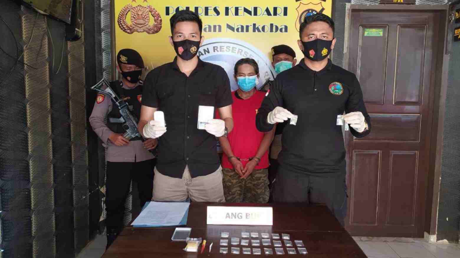 Pria Paruh Baya Ketahuan Sembunyikan Sabu di Plafon Rumah