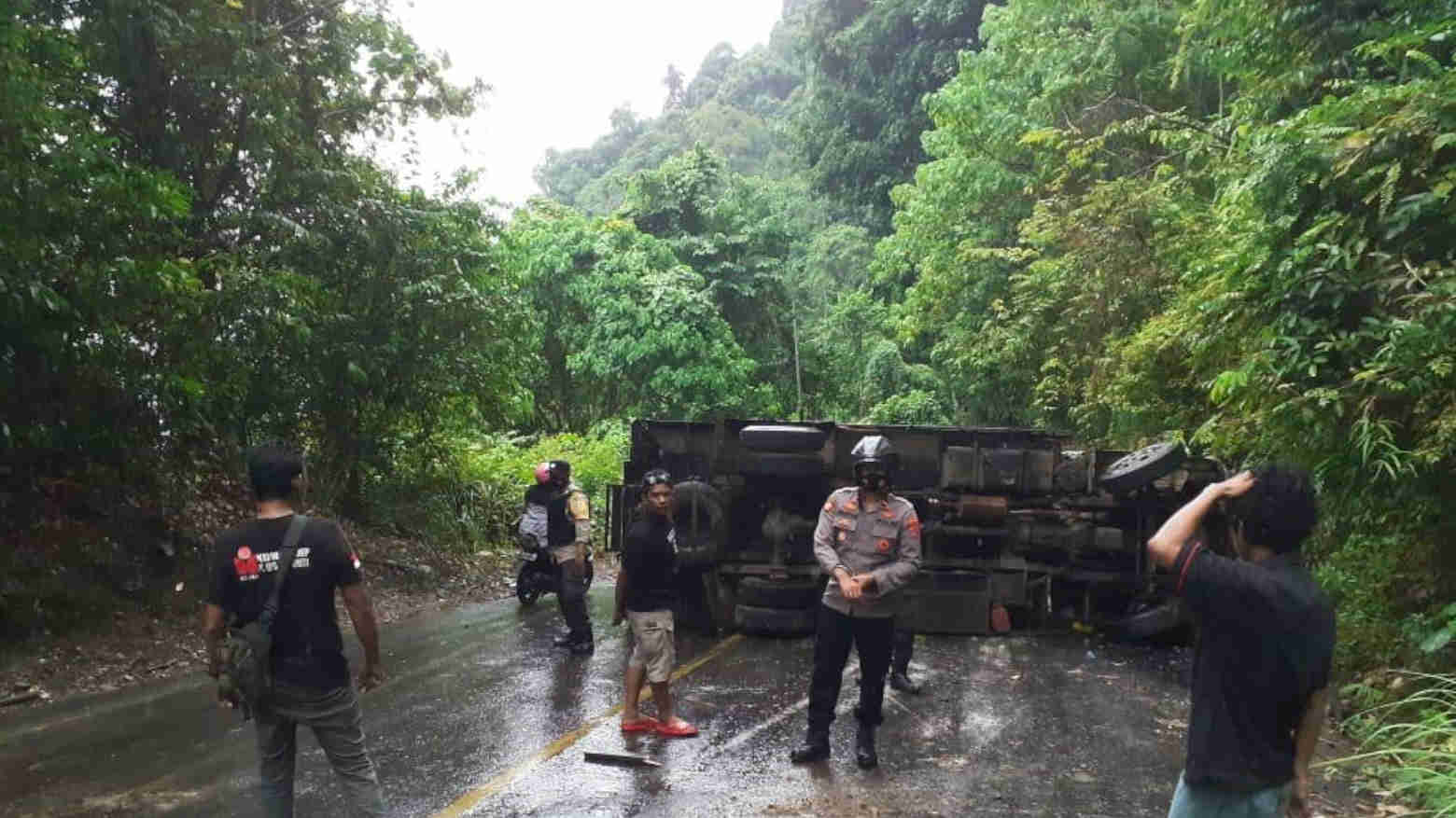 Rem Blong, Mobil Pengangkut Es Krim Tujuan Makassar Terguling di Kolut