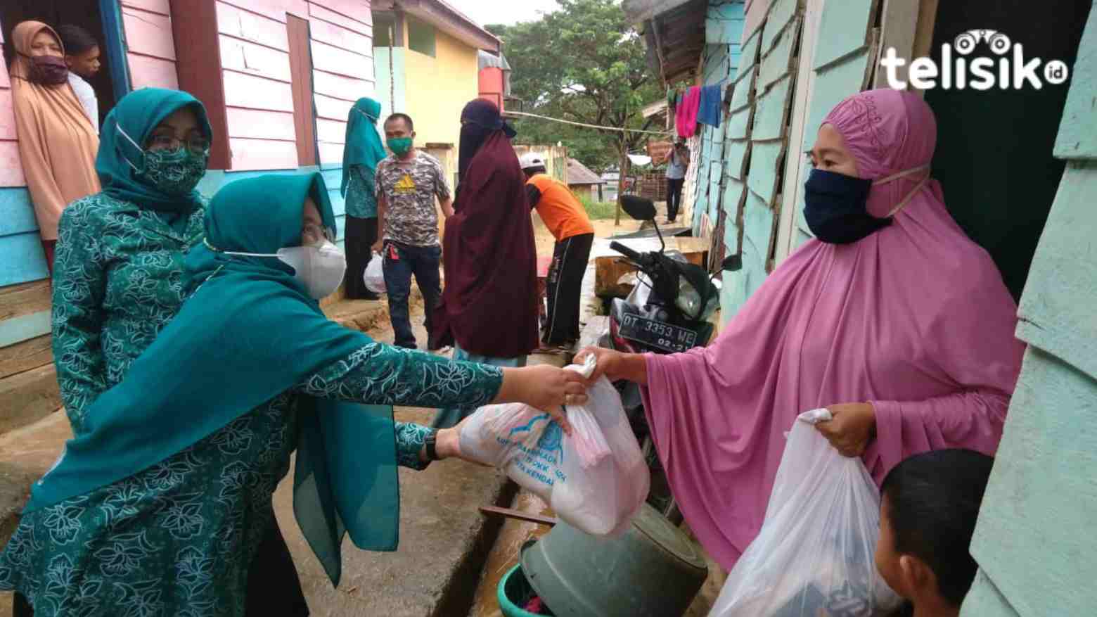 Tim Penggerak PKK Kendari Berbagi Paket Sembako ke Warga TPA