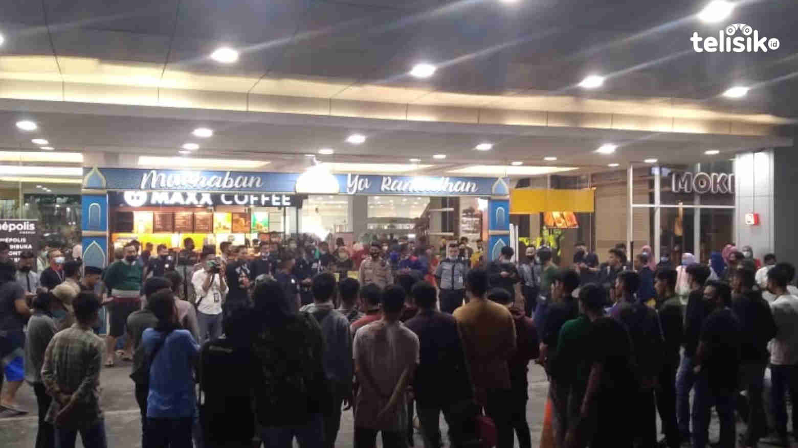 Tolak Larangan Mudik, Ratusan Demonstran Tutup Lippo Plaza