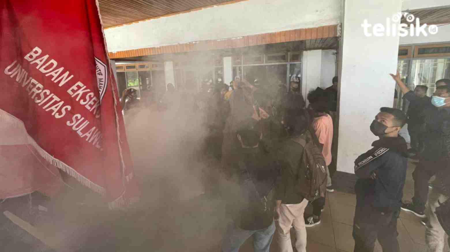 Unjuk Rasa di Kantor DPRD Sultra Ricuh