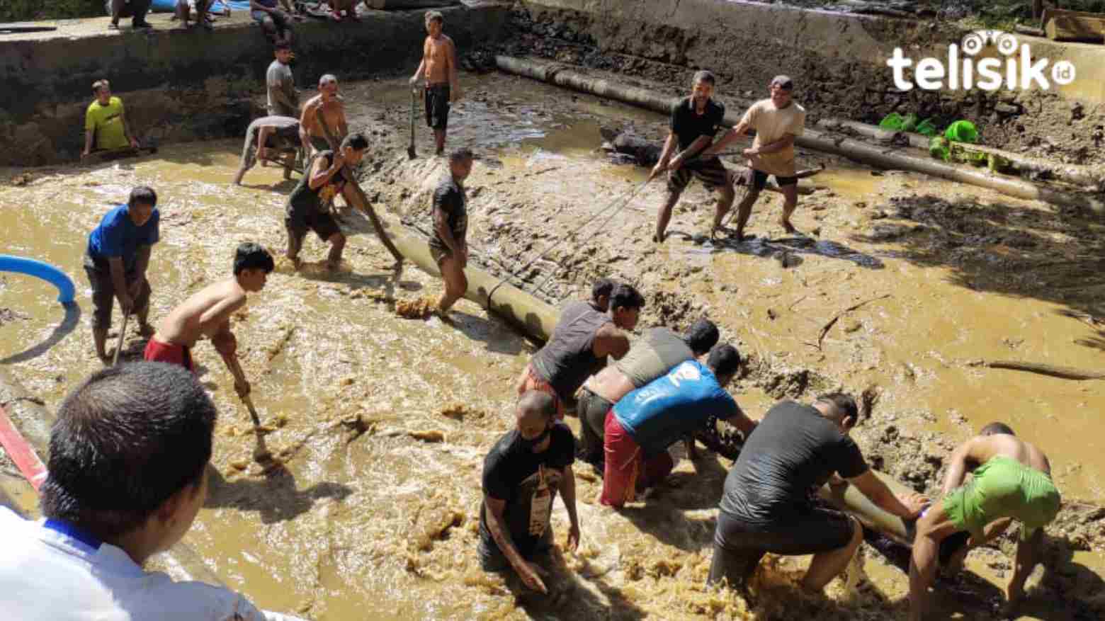 Warga Gotong Royong Keruk Lumpur di Mata Air Jompi