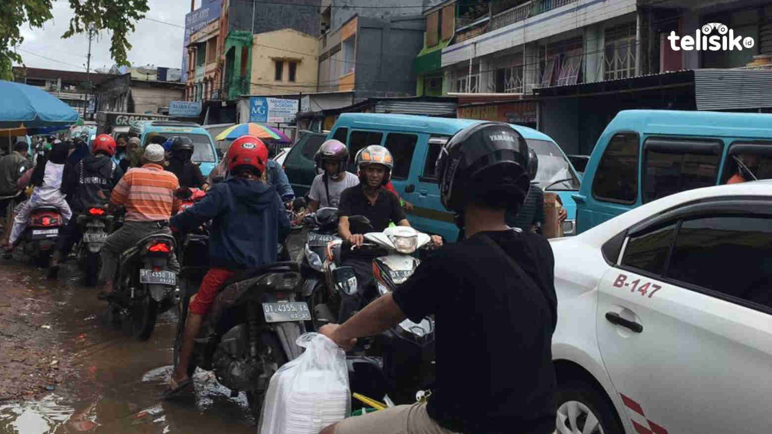 Warga Serbu Pasar, Jalan Lasandara Macet Parah