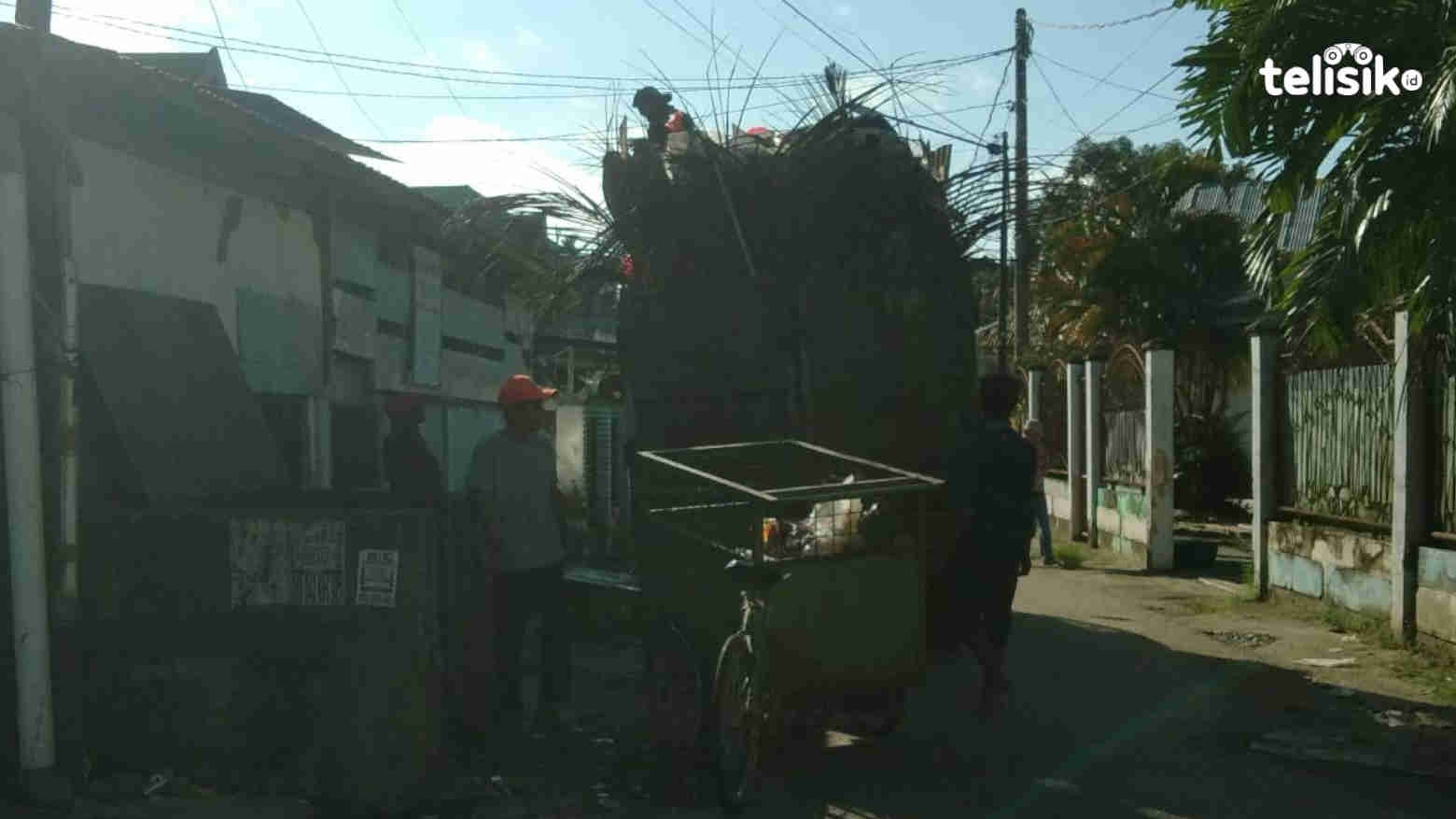 Demi Kota Tidak Kumuh, Petugas Kebersihan Rela Tak Punya Hari Libur