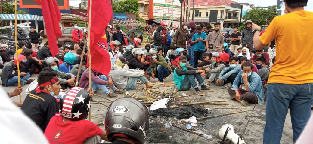 Bendera PDIP dan Kadin Dibakar Demonstran
