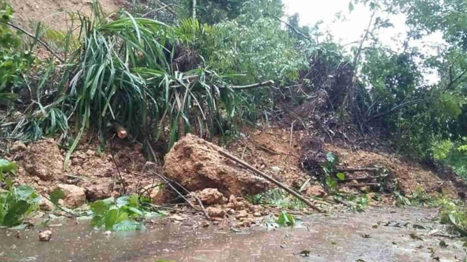 Curah Hujan Tinggi, Jalan di Butur Terputus Tertimbun Tanah Longsor