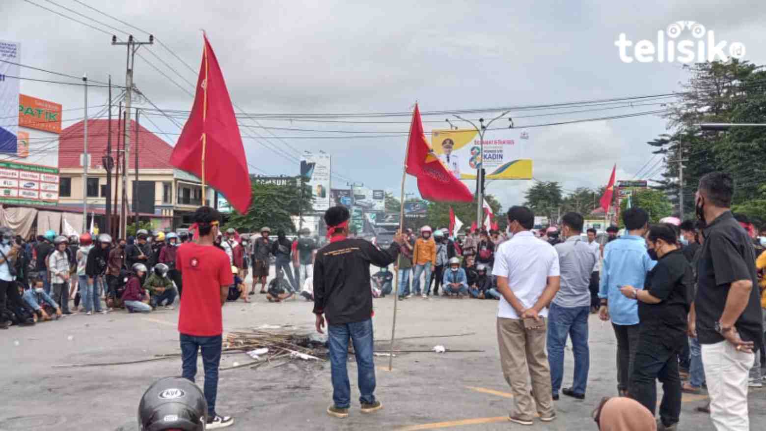 Demonstrasi Tolak Munas Kadin, Perempatan Pasar Baru Macet Parah