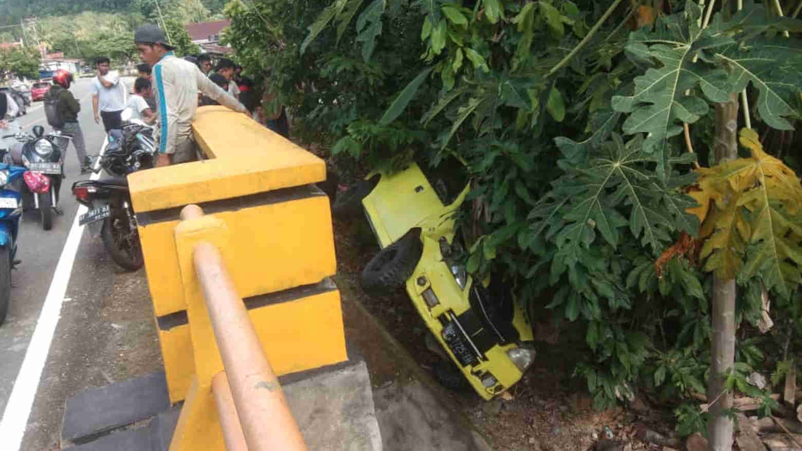 Diduga Mengantuk, Mobil Avanza di Kolut Terbalik di Bahu Jalan