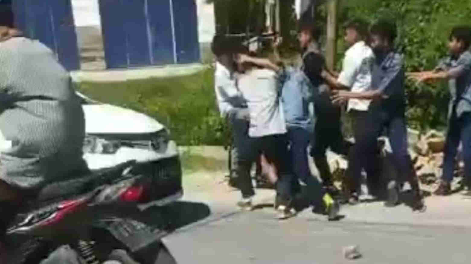 Dua Kelompok Pelajar SMP di Kendari Terlibat Baku Hantam di Tengah Jalan